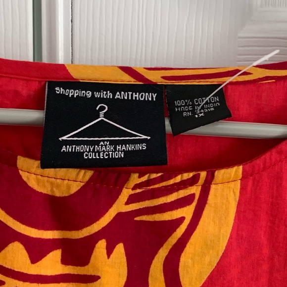 SHOPPING WITH ANTHONY Red and Gold Tunic. Short Sleeve w/ Slit. Size: 1X - Picture 3 of 6